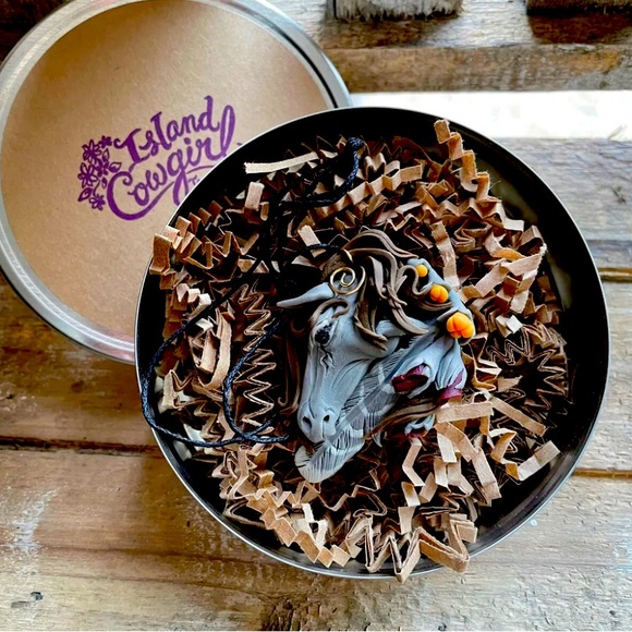 Polymer Clay Hand-carved Horse/Feathers Pendant Necklace W/Gift Box! - Picture 2 of 2